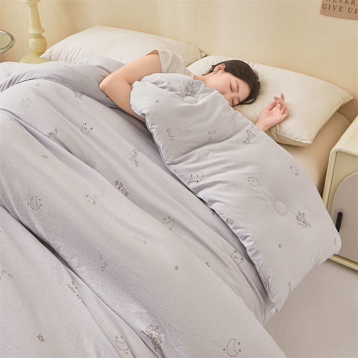 91家纺网 家纺一手货源 找家纺 易博家纺 2025新款水洗棉印花被 童梦小熊-灰