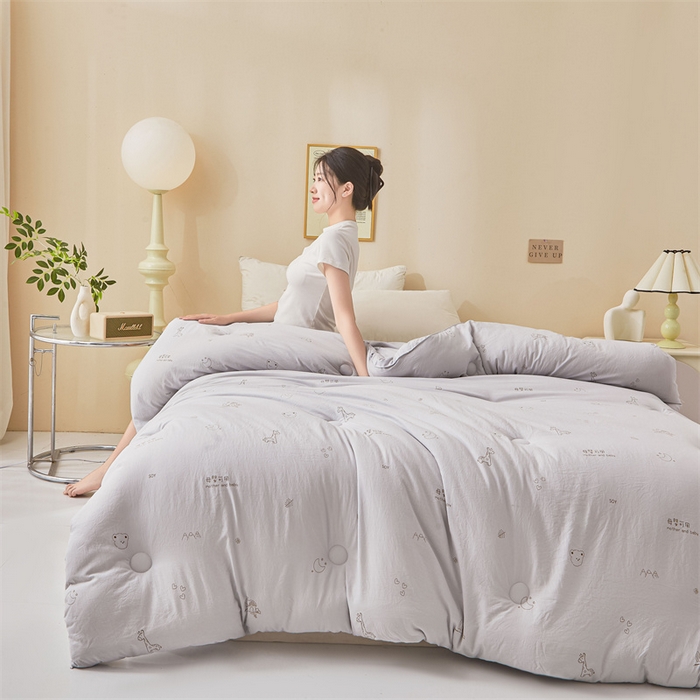 91家纺网 家纺一手货源 找家纺 易博家纺 2025新款水洗棉印花被 童梦小熊-灰