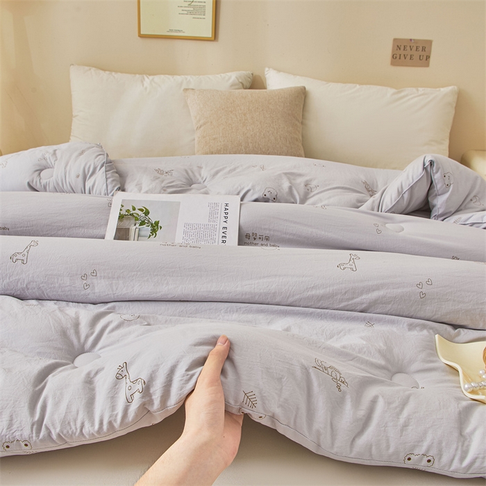 91家纺网 家纺一手货源 找家纺 易博家纺 2025新款水洗棉印花被 童梦小熊-灰