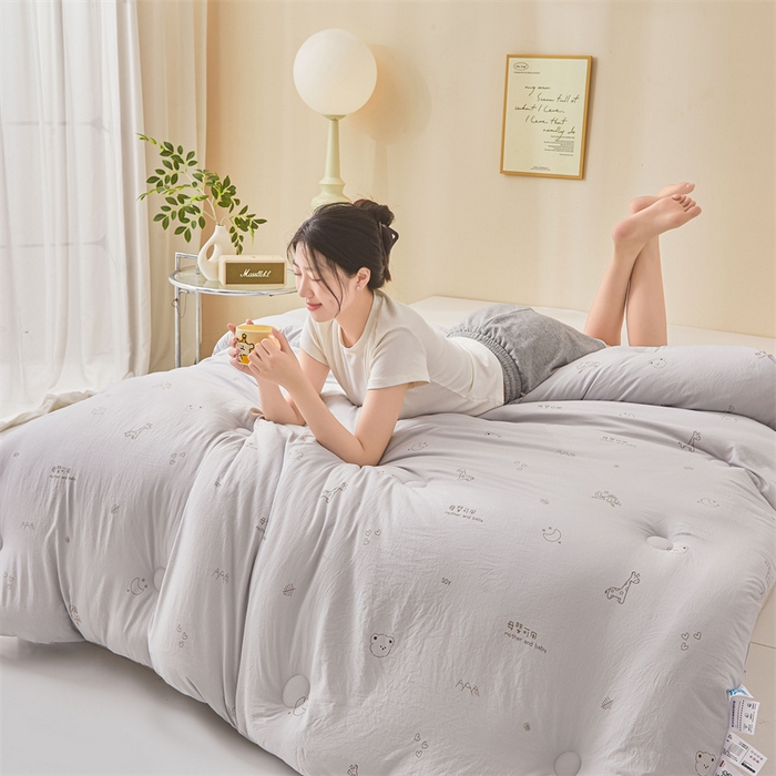 91家纺网 家纺一手货源 找家纺 易博家纺 2025新款水洗棉印花被 童梦小熊-灰