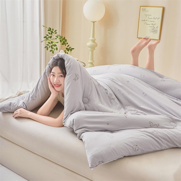 91家纺网 家纺一手货源 找家纺 易博家纺 2025新款水洗棉印花被 童梦小熊-灰