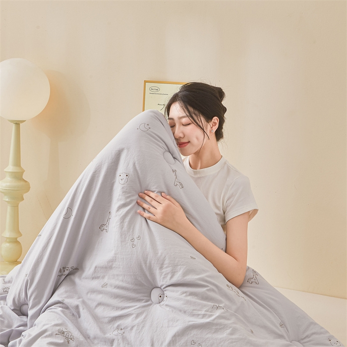 91家纺网 家纺一手货源 找家纺 易博家纺 2025新款水洗棉印花被 童梦小熊-灰