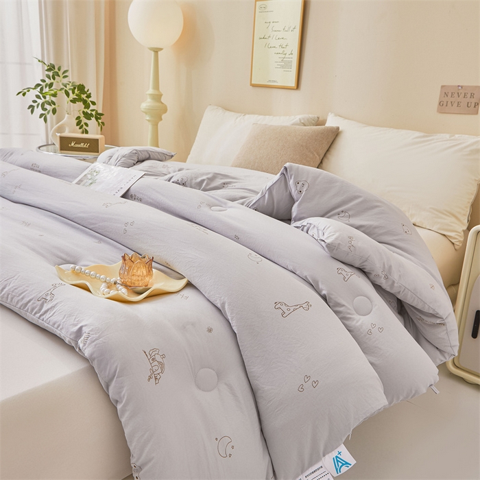 91家纺网 家纺一手货源 找家纺 易博家纺 2025新款水洗棉印花被 童梦小熊-灰