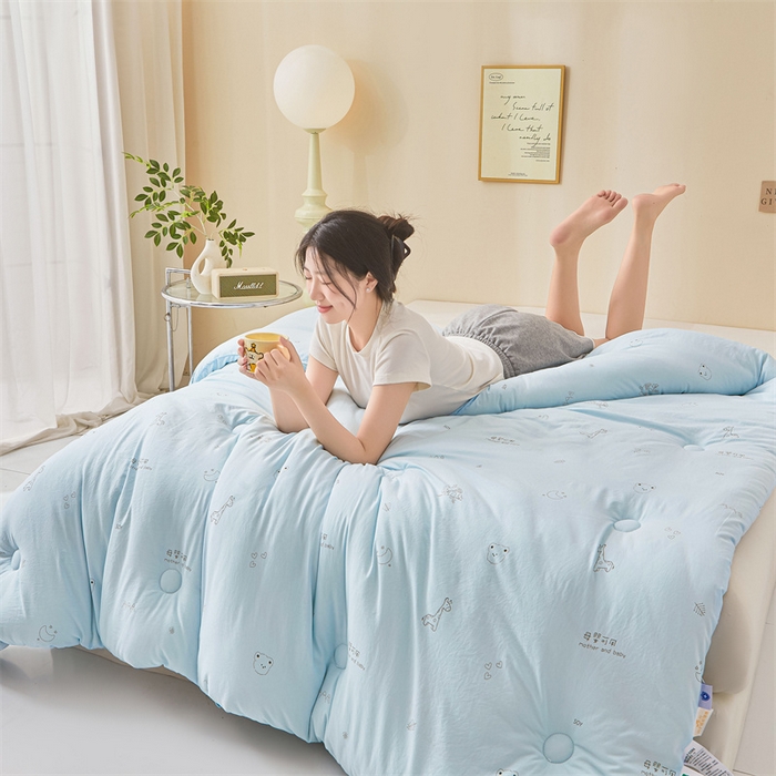 91家纺网 家纺一手货源 找家纺 易博家纺 2025新款水洗棉印花被 童梦小熊-蓝