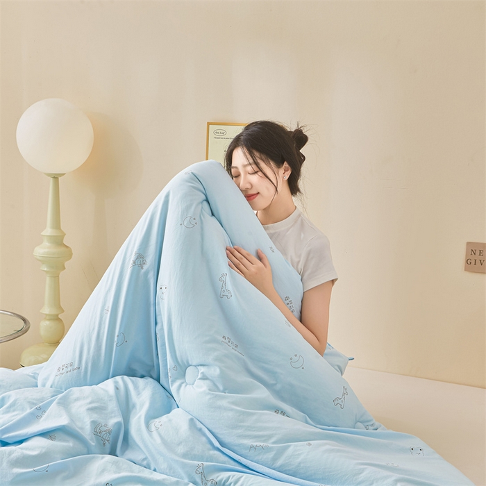 91家纺网 家纺一手货源 找家纺 易博家纺 2025新款水洗棉印花被 童梦小熊-蓝