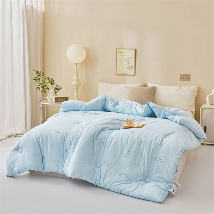 91家纺网 家纺一手货源 找家纺 易博家纺 2025新款水洗棉印花被 童梦小熊-蓝