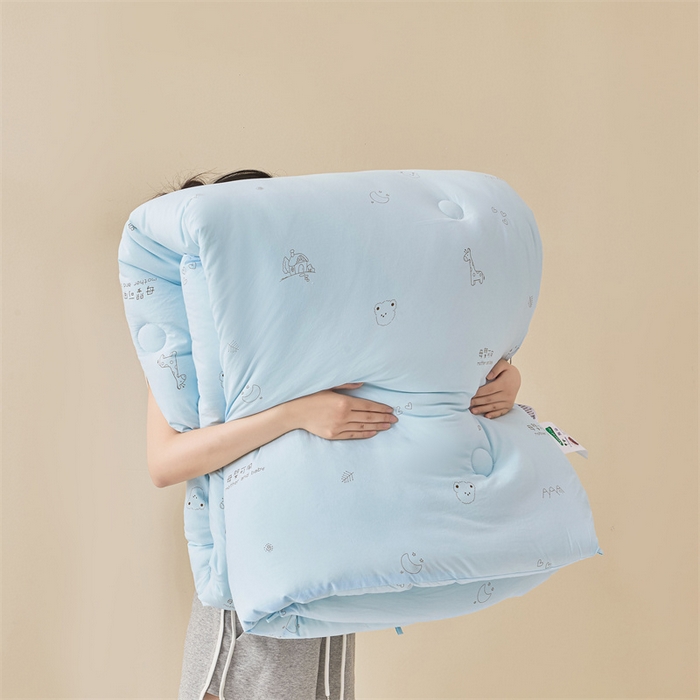 91家纺网 家纺一手货源 找家纺 易博家纺 2025新款水洗棉印花被 童梦小熊-蓝