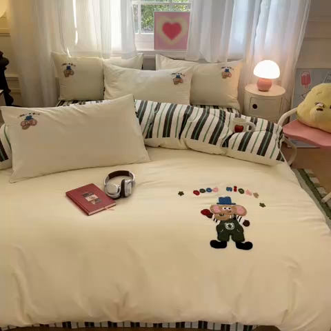 91家纺网 家纺一手货源 找家纺 泽西家纺+V17798841158发大图 2025新品全棉毛巾绣多巴胺条纹纯棉四件套三件套 小象贝格-米黄