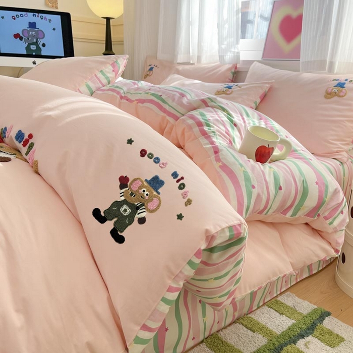 91家纺网 家纺一手货源 找家纺 泽西家纺+V17798841158发大图 2025新品全棉毛巾绣多巴胺条纹纯棉四件套三件套 小象贝格-清新粉