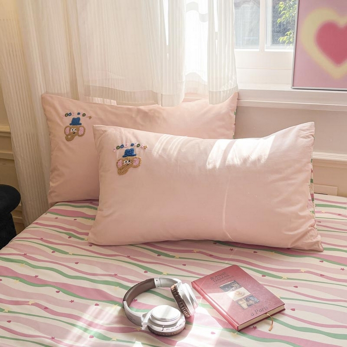 91家纺网 家纺一手货源 找家纺 泽西家纺+V17798841158发大图 2025新品全棉毛巾绣多巴胺条纹纯棉四件套三件套 小象贝格-清新粉