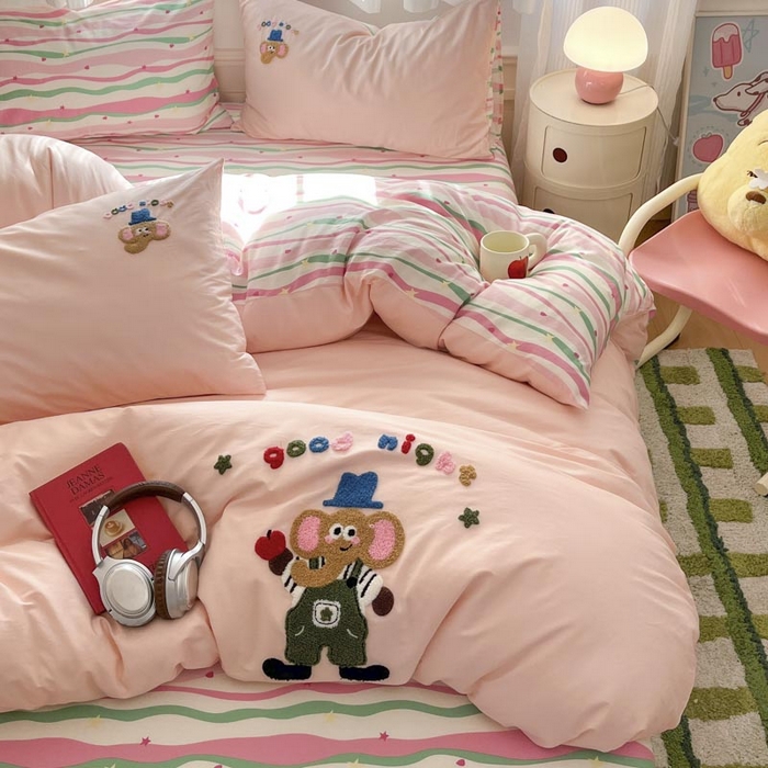 91家纺网 家纺一手货源 找家纺 泽西家纺+V17798841158发大图 2025新品全棉毛巾绣多巴胺条纹纯棉四件套三件套 小象贝格-清新粉