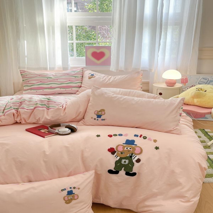 91家纺网 家纺一手货源 找家纺 泽西家纺+V17798841158发大图 2025新品全棉毛巾绣多巴胺条纹纯棉四件套三件套 小象贝格-清新粉