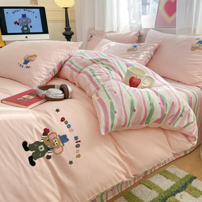 91家纺网 家纺一手货源 找家纺 泽西家纺+V17798841158发大图 2025新品全棉毛巾绣多巴胺条纹纯棉四件套三件套 小象贝格-清新粉