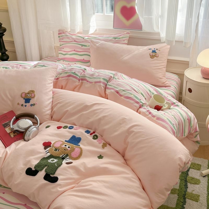 91家纺网 家纺一手货源 找家纺 泽西家纺+V17798841158发大图 2025新品全棉毛巾绣多巴胺条纹纯棉四件套三件套 小象贝格-清新粉