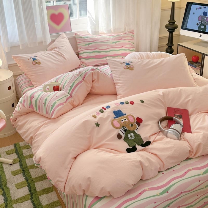 91家纺网 家纺一手货源 找家纺 泽西家纺+V17798841158发大图 2025新品全棉毛巾绣多巴胺条纹纯棉四件套三件套 小象贝格-清新粉