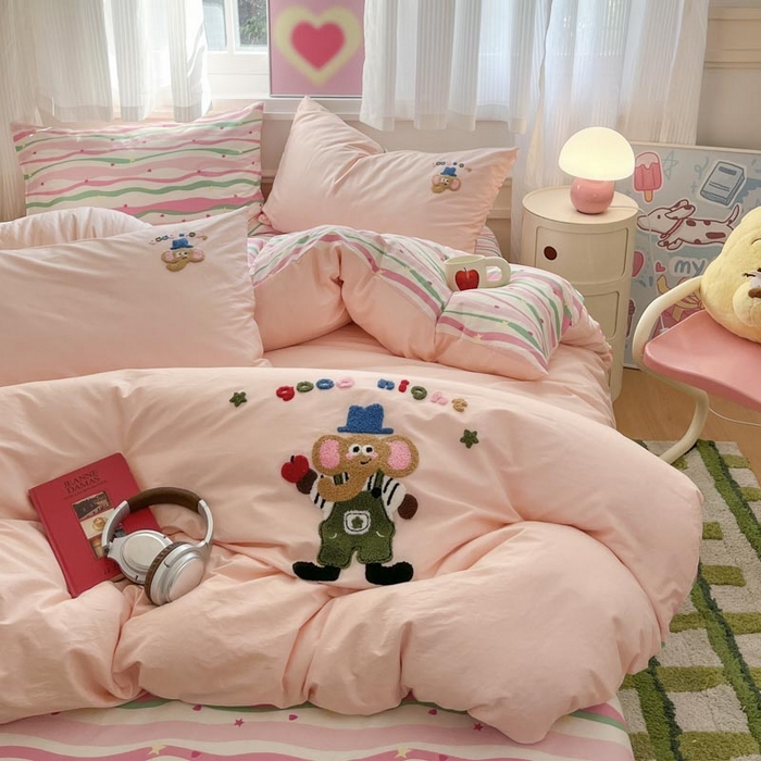 91家纺网 家纺一手货源 找家纺 泽西家纺+V17798841158发大图 2025新品全棉毛巾绣多巴胺条纹纯棉四件套三件套 小象贝格-清新粉