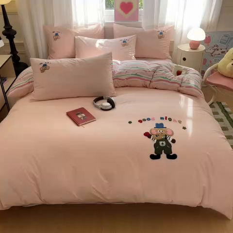 91家纺网 家纺一手货源 找家纺 泽西家纺+V17798841158发大图 2025新品全棉毛巾绣多巴胺条纹纯棉四件套三件套 小象贝格-清新粉