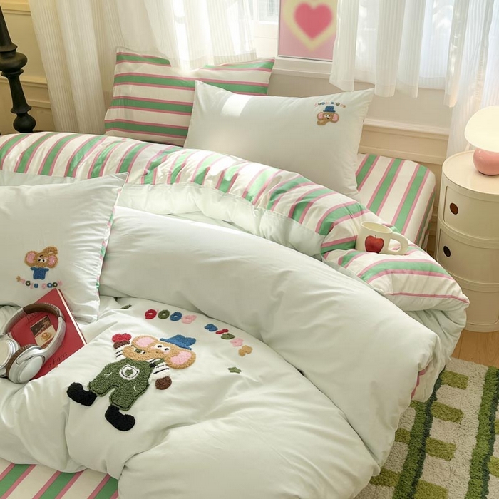 91家纺网 家纺一手货源 找家纺 泽西家纺+V17798841158发大图 2025新品全棉毛巾绣多巴胺条纹纯棉四件套三件套 小象贝格-水绿