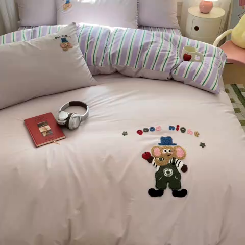 91家纺网 家纺一手货源 找家纺 泽西家纺+V17798841158发大图 2025新品全棉毛巾绣多巴胺条纹纯棉四件套三件套 小象贝格-芋紫