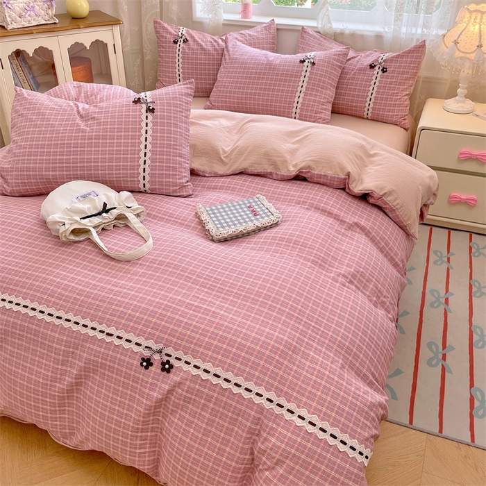 91家纺网 家纺一手货源 找家纺 梦舒羽2025新款双层纱蕾丝花边四件套学生宿舍床单款床上用品四件套  蕾丝花边-落日红格