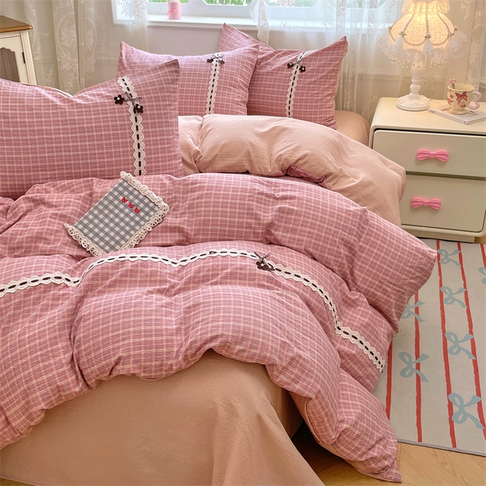 91家纺网 家纺一手货源 找家纺 梦舒羽2025新款双层纱蕾丝花边四件套学生宿舍床单款床上用品四件套  蕾丝花边-落日红格