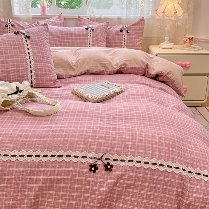 91家纺网 家纺一手货源 找家纺 梦舒羽2025新款双层纱蕾丝花边四件套学生宿舍床单款床上用品四件套  蕾丝花边-落日红格