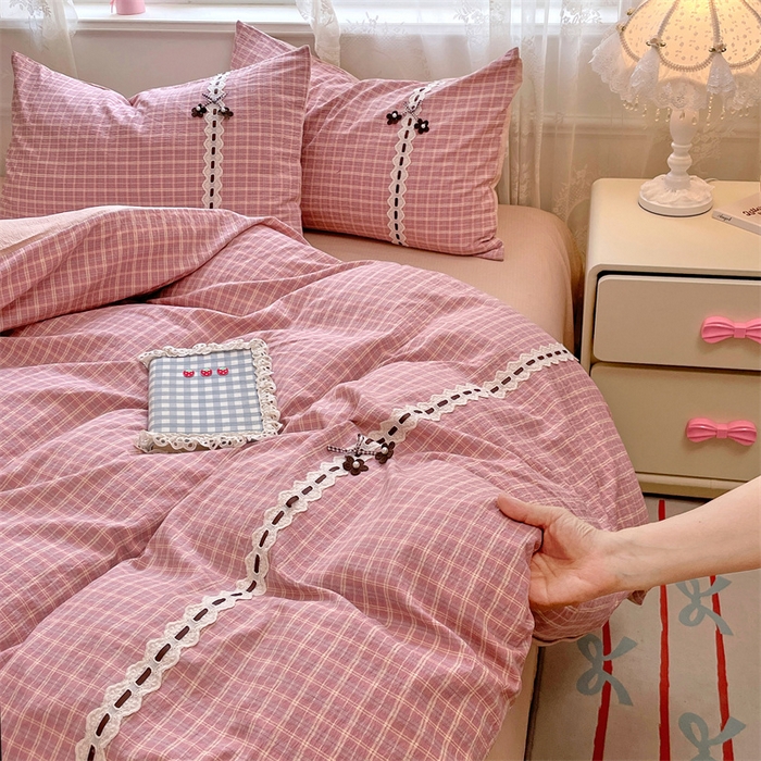 91家纺网 家纺一手货源 找家纺 梦舒羽2025新款双层纱蕾丝花边四件套学生宿舍床单款床上用品四件套  蕾丝花边-落日红格