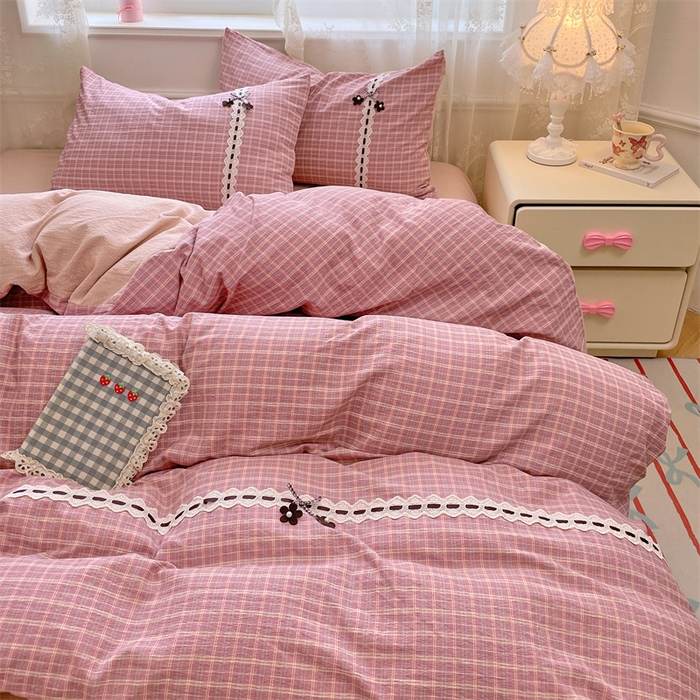 91家纺网 家纺一手货源 找家纺 梦舒羽2025新款双层纱蕾丝花边四件套学生宿舍床单款床上用品四件套  蕾丝花边-落日红格