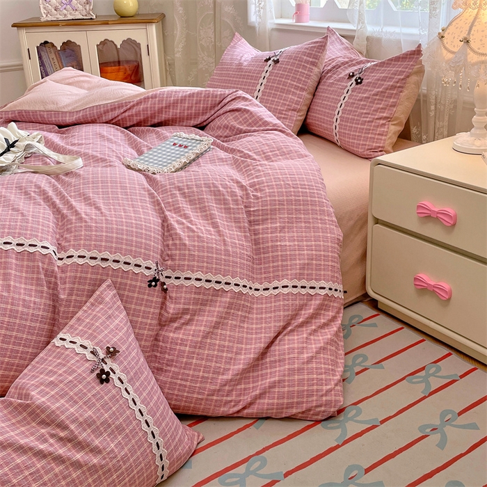 91家纺网 家纺一手货源 找家纺 梦舒羽2025新款双层纱蕾丝花边四件套学生宿舍床单款床上用品四件套  蕾丝花边-落日红格