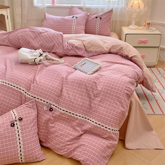 91家纺网 家纺一手货源 找家纺 梦舒羽2025新款双层纱蕾丝花边四件套学生宿舍床单款床上用品四件套  蕾丝花边-落日红格