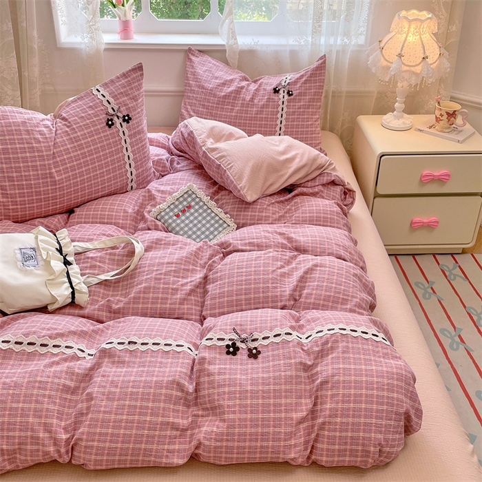 91家纺网 家纺一手货源 找家纺 梦舒羽2025新款双层纱蕾丝花边四件套学生宿舍床单款床上用品四件套  蕾丝花边-落日红格