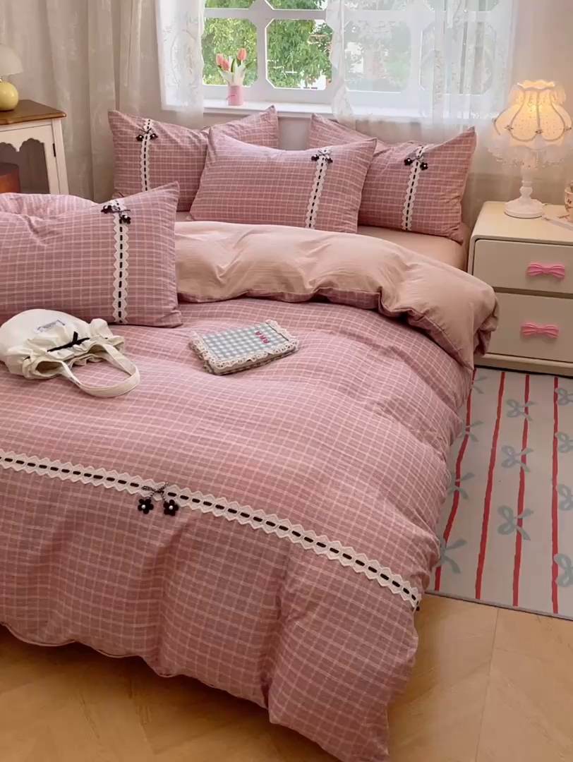 91家纺网 家纺一手货源 找家纺 梦舒羽2025新款双层纱蕾丝花边四件套学生宿舍床单款床上用品四件套  蕾丝花边-落日红格