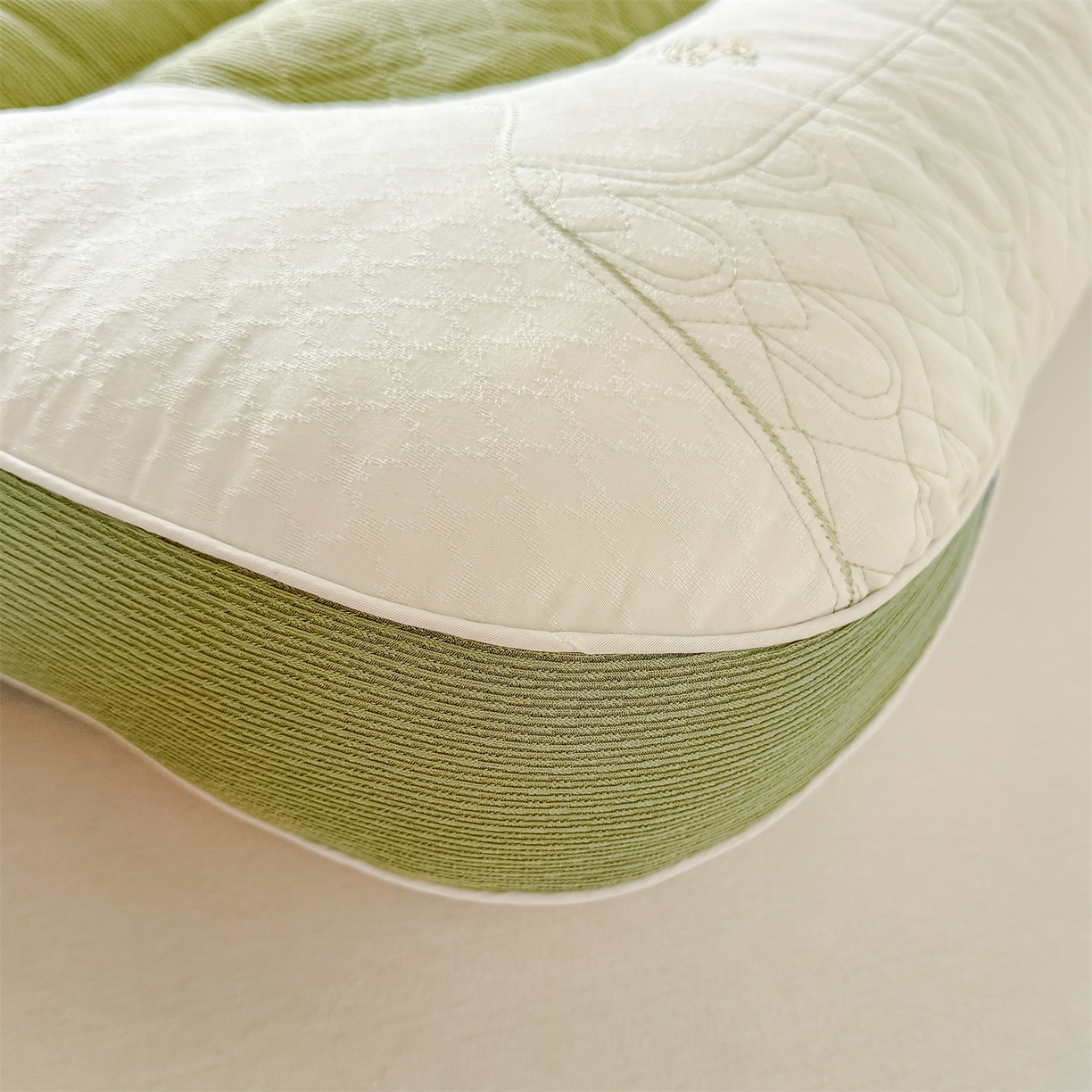 91家纺网 家纺一手货源 找家纺 麦肯锡 2025新款spa护颈牵引枕枕头枕芯单枕芯 绿色 48x74cm单枕/只