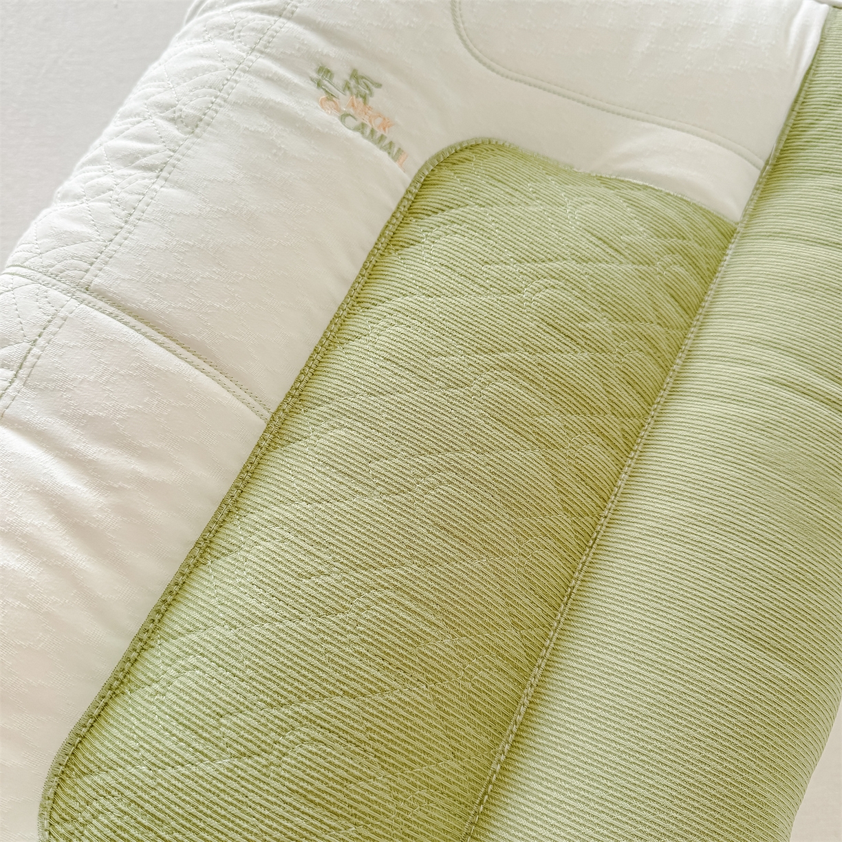 91家纺网 家纺一手货源 找家纺 麦肯锡 2025新款spa护颈牵引枕枕头枕芯单枕芯 绿色 48x74cm单枕/只