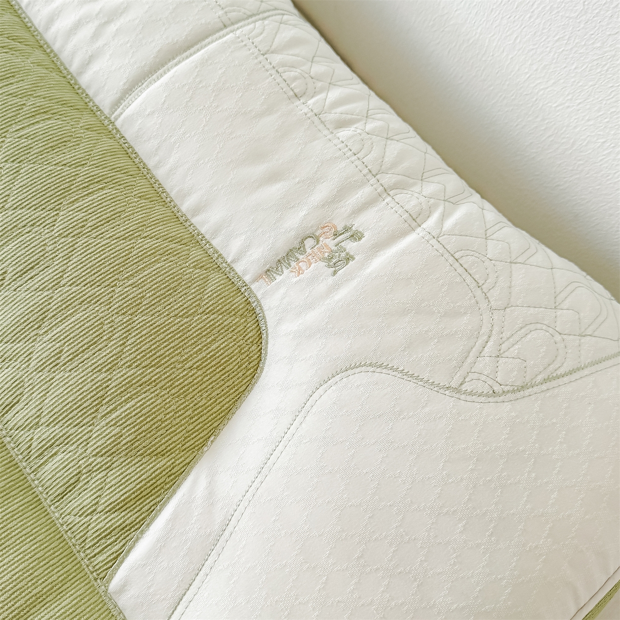 91家纺网 家纺一手货源 找家纺 麦肯锡 2025新款spa护颈牵引枕枕头枕芯单枕芯 绿色 48x74cm单枕/只