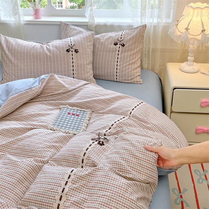 91家纺网 家纺一手货源 找家纺 梦舒羽2025新款双层纱蕾丝花边四件套学生宿舍床单款床上用品四件套  蕾丝花边-魅力蓝咖