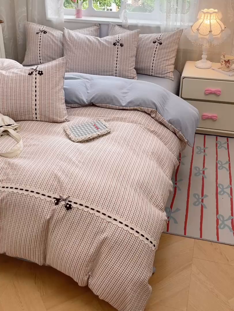 91家纺网 家纺一手货源 找家纺 梦舒羽2025新款双层纱蕾丝花边四件套学生宿舍床单款床上用品四件套  蕾丝花边-魅力蓝咖