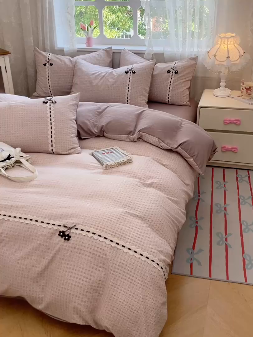 91家纺网 家纺一手货源 找家纺 梦舒羽2025新款双层纱蕾丝花边四件套学生宿舍床单款床上用品四件套  蕾丝花边-莱茵粉格