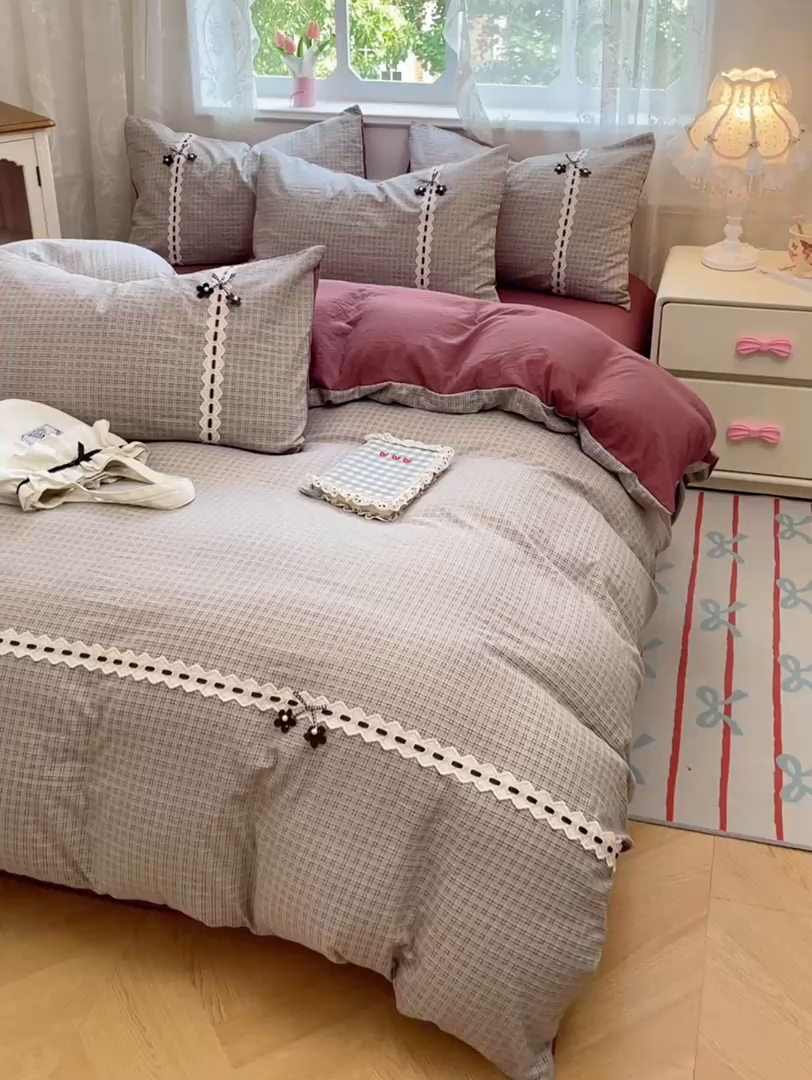 91家纺网 家纺一手货源 找家纺 梦舒羽2025新款双层纱蕾丝花边四件套学生宿舍床单款床上用品四件套  蕾丝花边-明古灰格