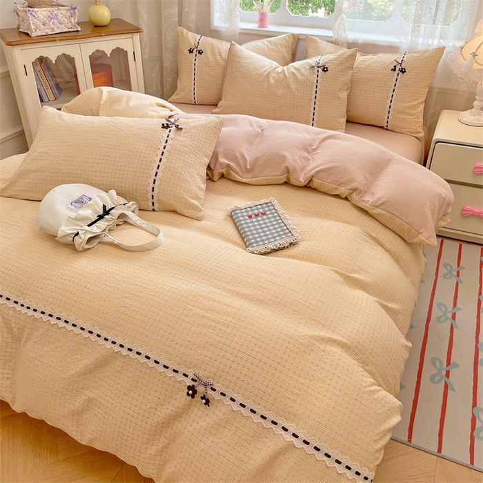 91家纺网 家纺一手货源 找家纺 梦舒羽2025新款双层纱蕾丝花边四件套学生宿舍床单款床上用品四件套  蕾丝花边-秋田黄格