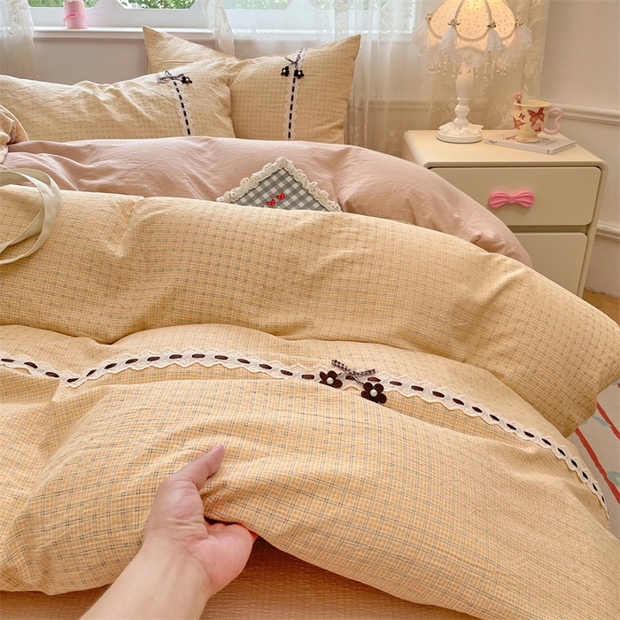 91家纺网 家纺一手货源 找家纺 梦舒羽2025新款双层纱蕾丝花边四件套学生宿舍床单款床上用品四件套  蕾丝花边-秋田黄格