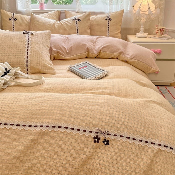 91家纺网 家纺一手货源 找家纺 梦舒羽2025新款双层纱蕾丝花边四件套学生宿舍床单款床上用品四件套  蕾丝花边-秋田黄格