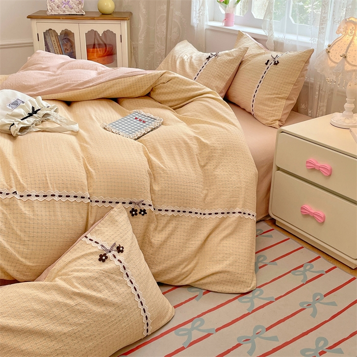 91家纺网 家纺一手货源 找家纺 梦舒羽2025新款双层纱蕾丝花边四件套学生宿舍床单款床上用品四件套  蕾丝花边-秋田黄格