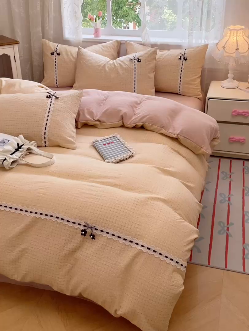 91家纺网 家纺一手货源 找家纺 梦舒羽2025新款双层纱蕾丝花边四件套学生宿舍床单款床上用品四件套  蕾丝花边-秋田黄格