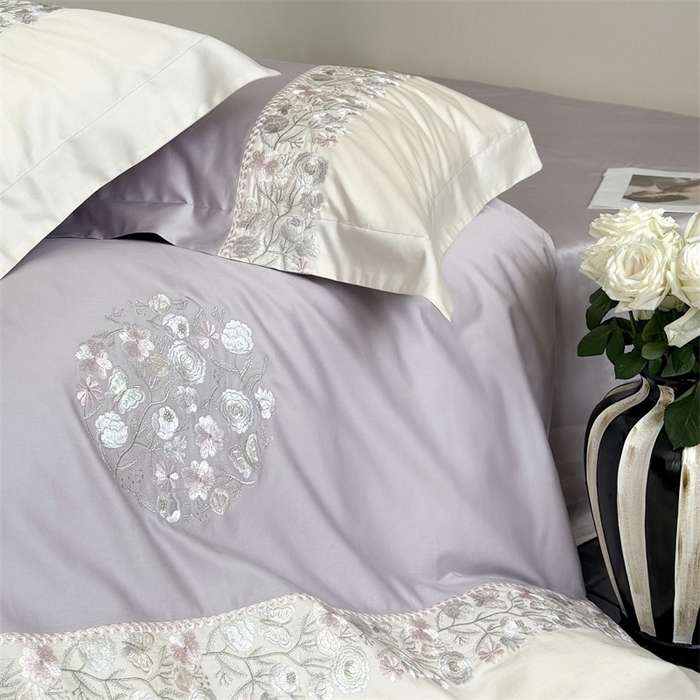 91家纺网 家纺一手货源 找家纺 鹿班家居 2024新款100S长绒棉高精密刺绣系列——间隙花影 浅紫灰