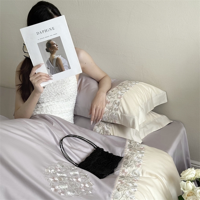 91家纺网 家纺一手货源 找家纺 鹿班家居 2024新款100S长绒棉高精密刺绣系列——间隙花影 浅紫灰