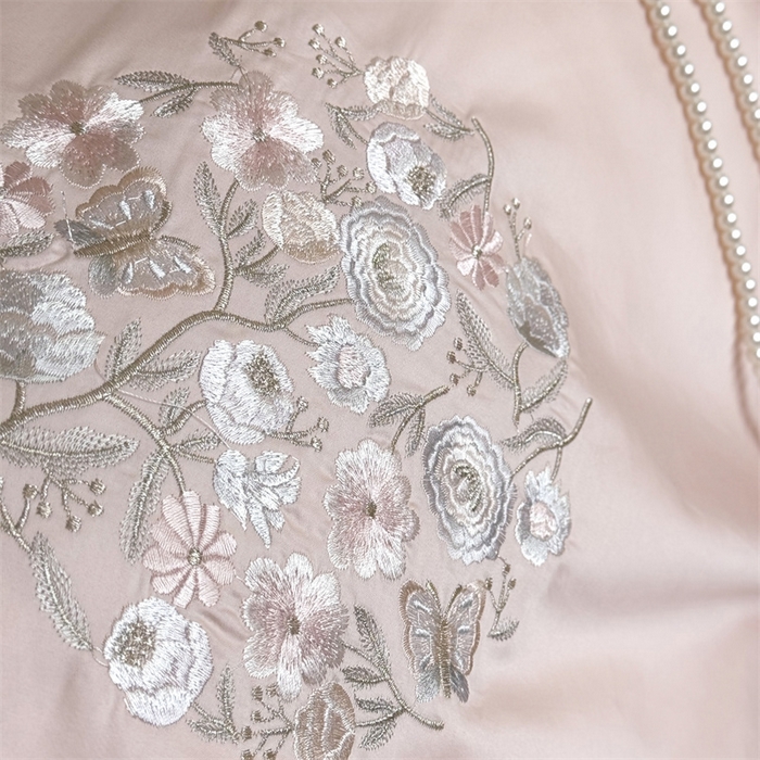 91家纺网 家纺一手货源 找家纺 鹿班家居 2024新款100S长绒棉高精密刺绣系列——间隙花影 樱花粉