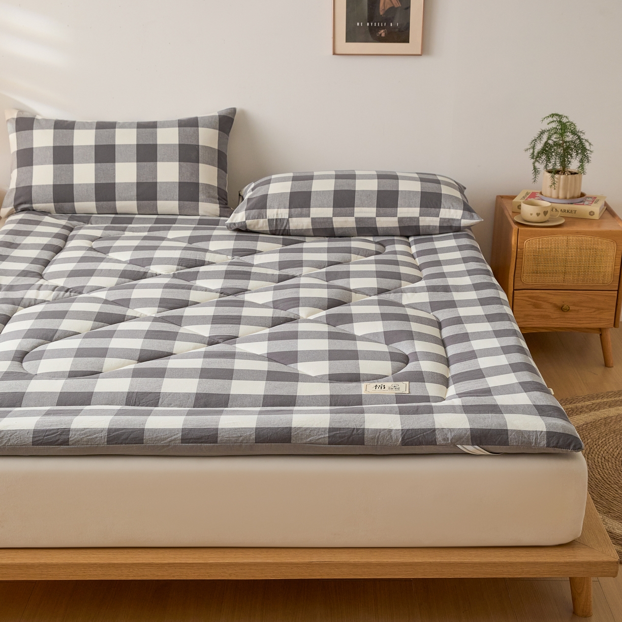 91家纺网 家纺一手货源 找家纺 爱屋及屋 2025新款无印风四季款棉花床垫 灰中格