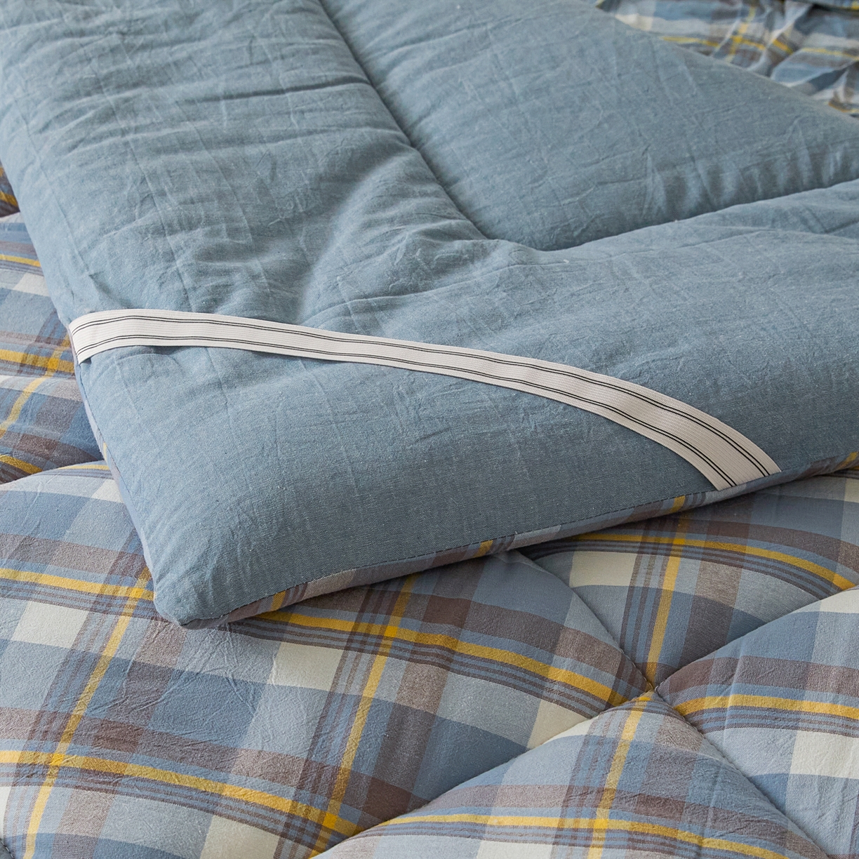 91家纺网 家纺一手货源 找家纺 爱屋及屋 2025新款无印风四季款棉花床垫 简析蓝