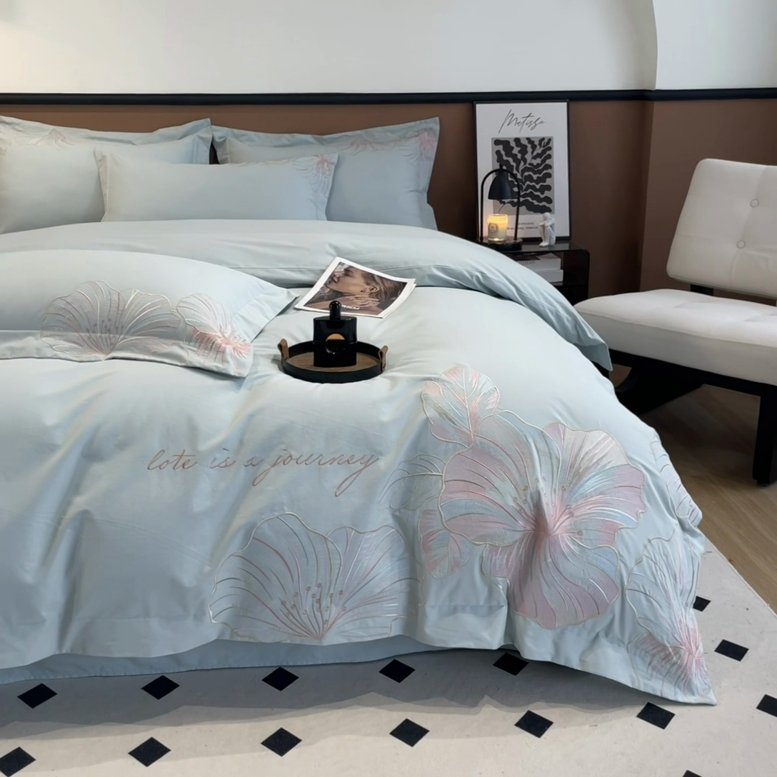 91家纺网 家纺一手货源 找家纺 桃园 2025新款纯棉全棉长绒棉磨毛四件套不掉毛-华尔兹 （高端礼盒） 华尔兹-飘蓝